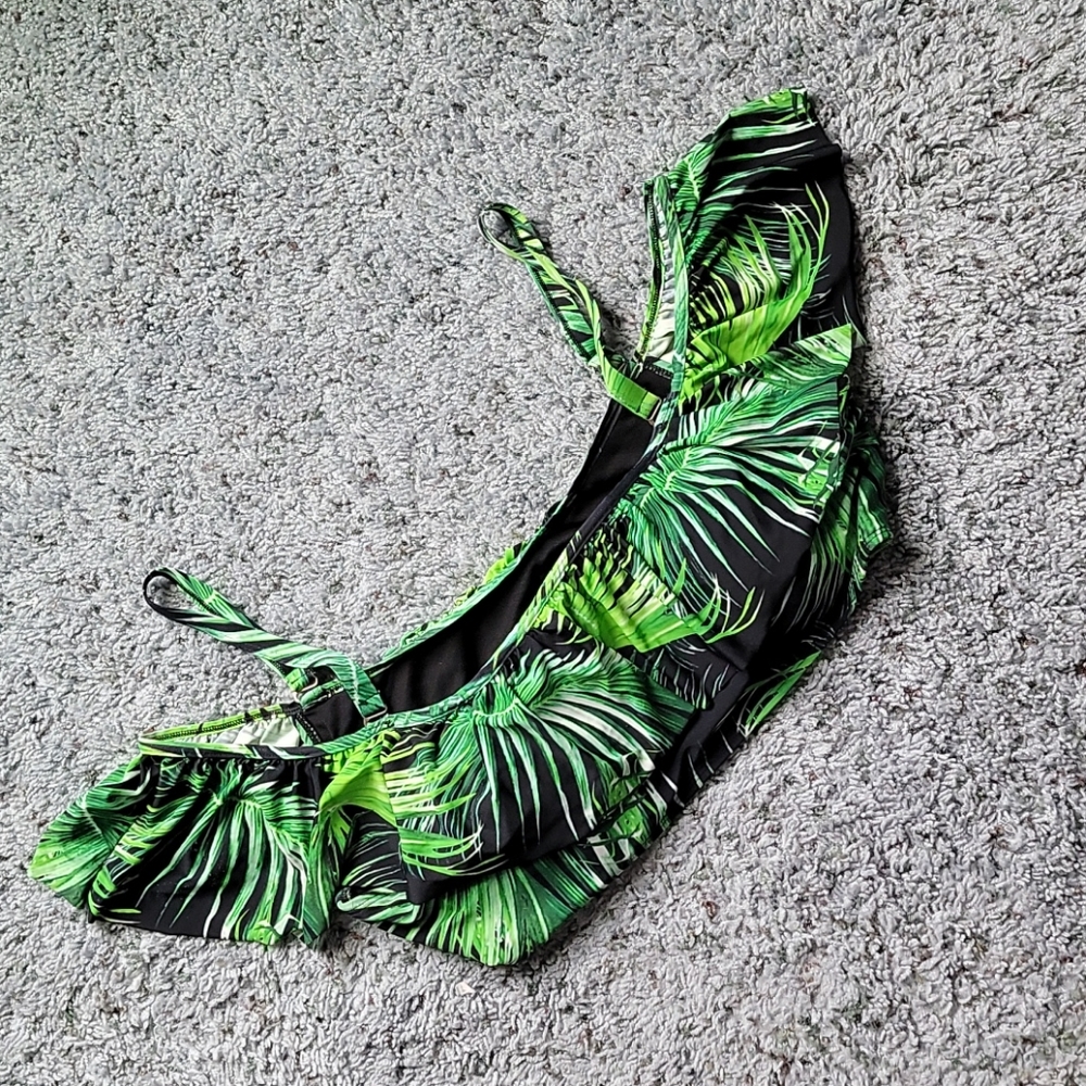 💞HOST PICK💞 Rue 21 flounce bikini top